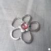 Broche aimantée "Porte lunettes fleur argent et sa perle rose"