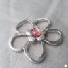 Broche aimantée "Porte lunettes fleur argent et sa perle rose" – Image 2