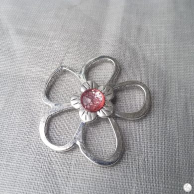 Broche aimantée "Porte lunettes fleur argent et sa perle rose"