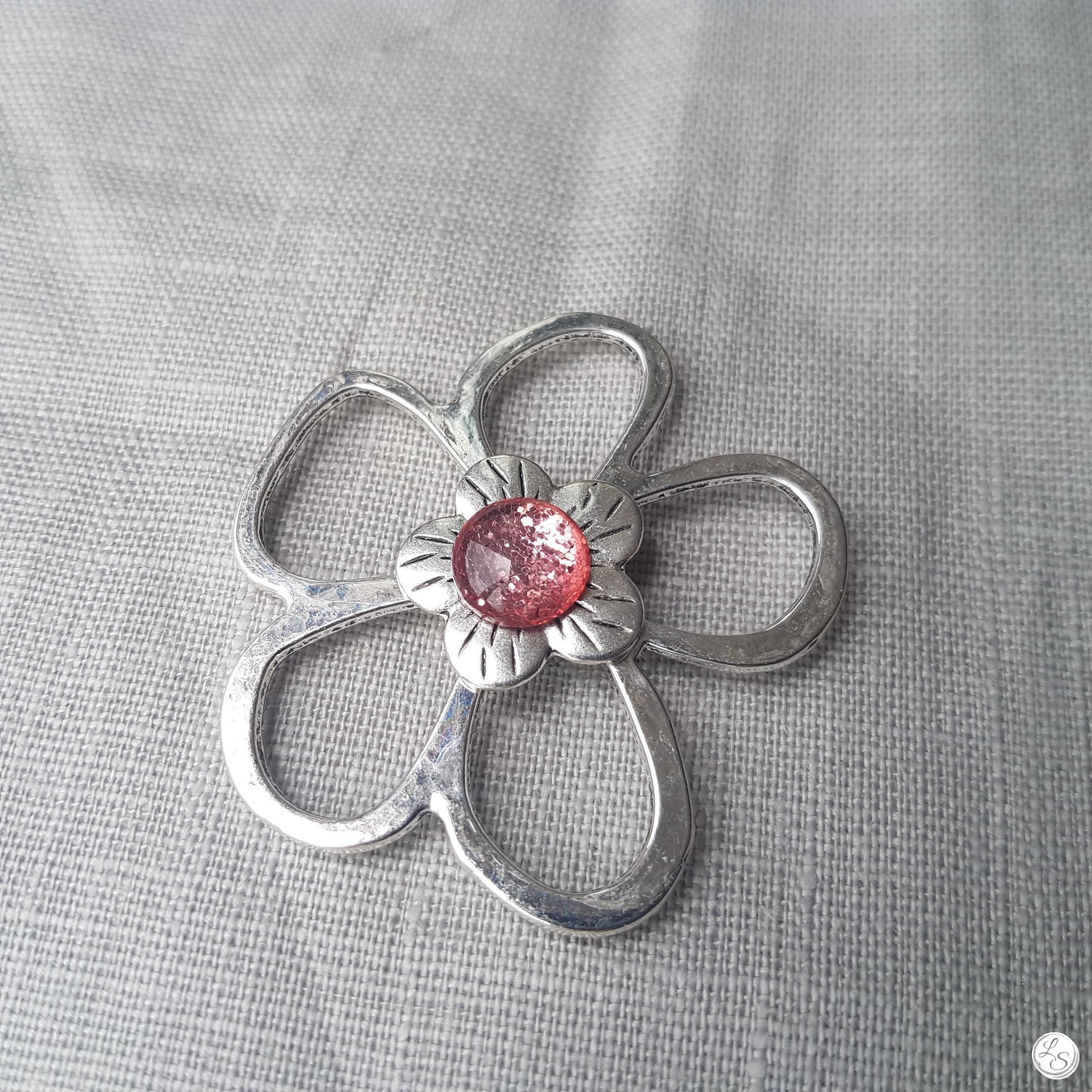 Broche aimantée "Porte lunettes fleur argent et sa perle rose"