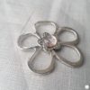 Broche aimantée "Porte lunettes fleur argent et sa perle vieux rose"