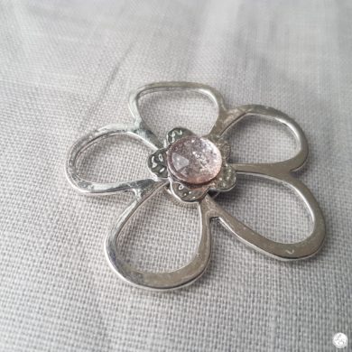 Broche aimantée "Porte lunettes fleur argent et sa perle vieux rose"