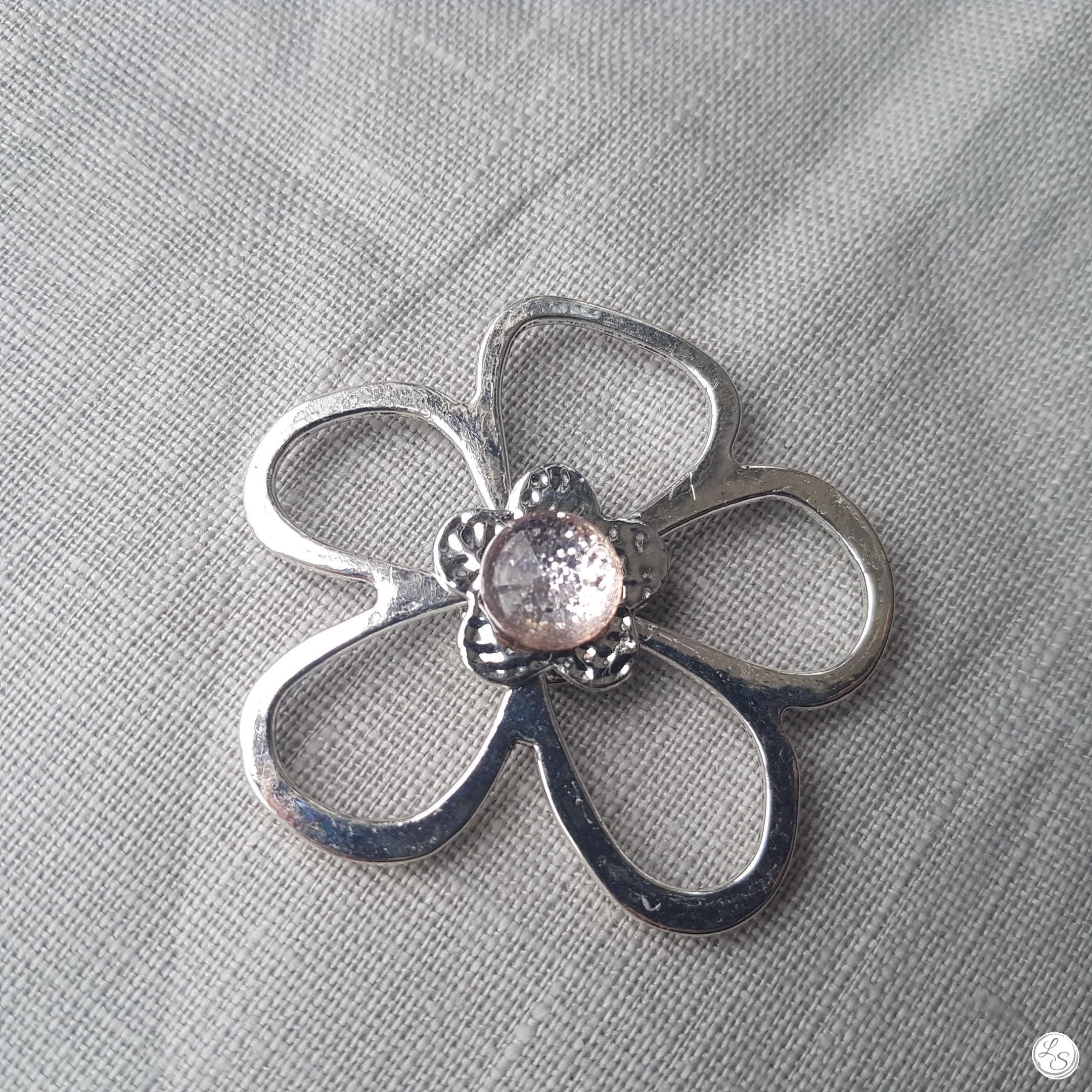 Broche aimantée "Porte lunettes fleur argent et sa perle vieux rose" – Image 2