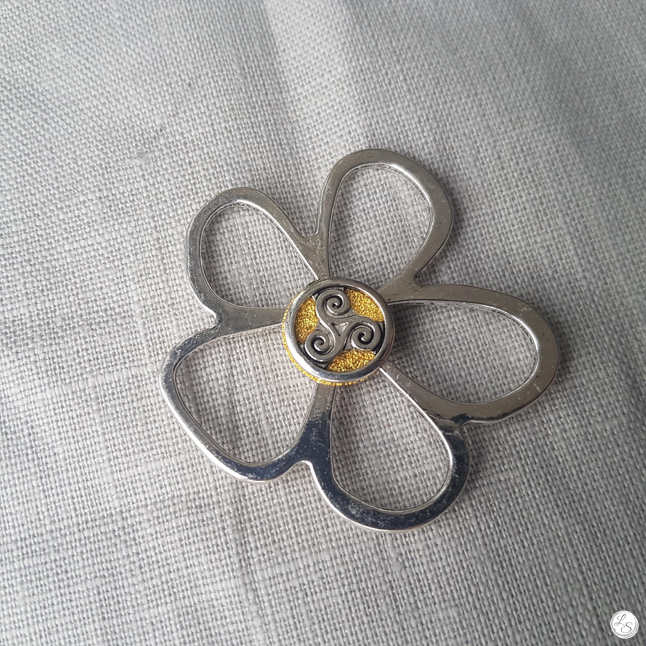 Broche aimantée "Porte lunettes fleur argent et son Triskel sur doré" – Image 2