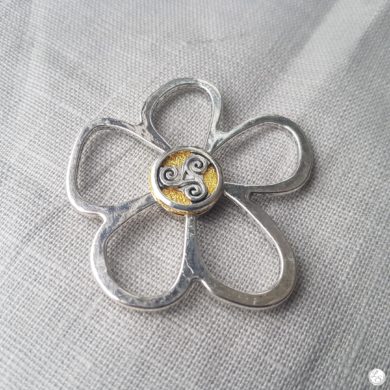 Broche aimantée "Porte lunettes fleur argent et son Triskel sur doré"