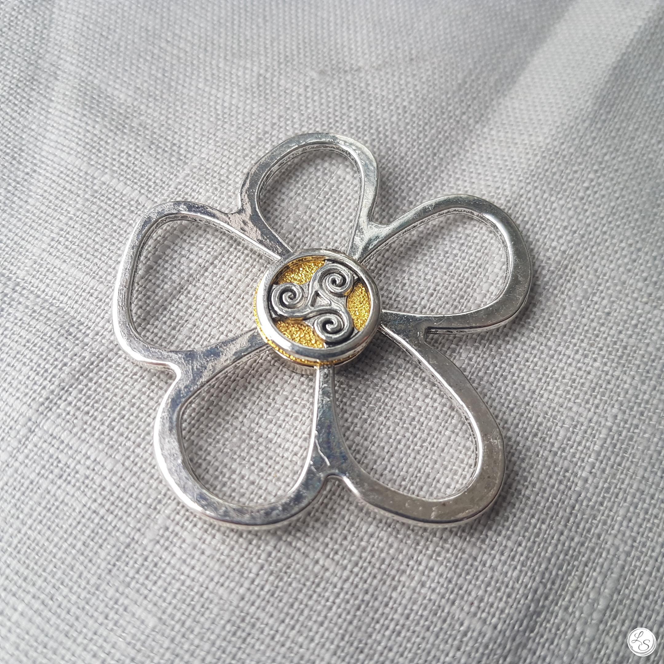 Broche aimantée "Porte lunettes fleur argent et son Triskel sur doré"