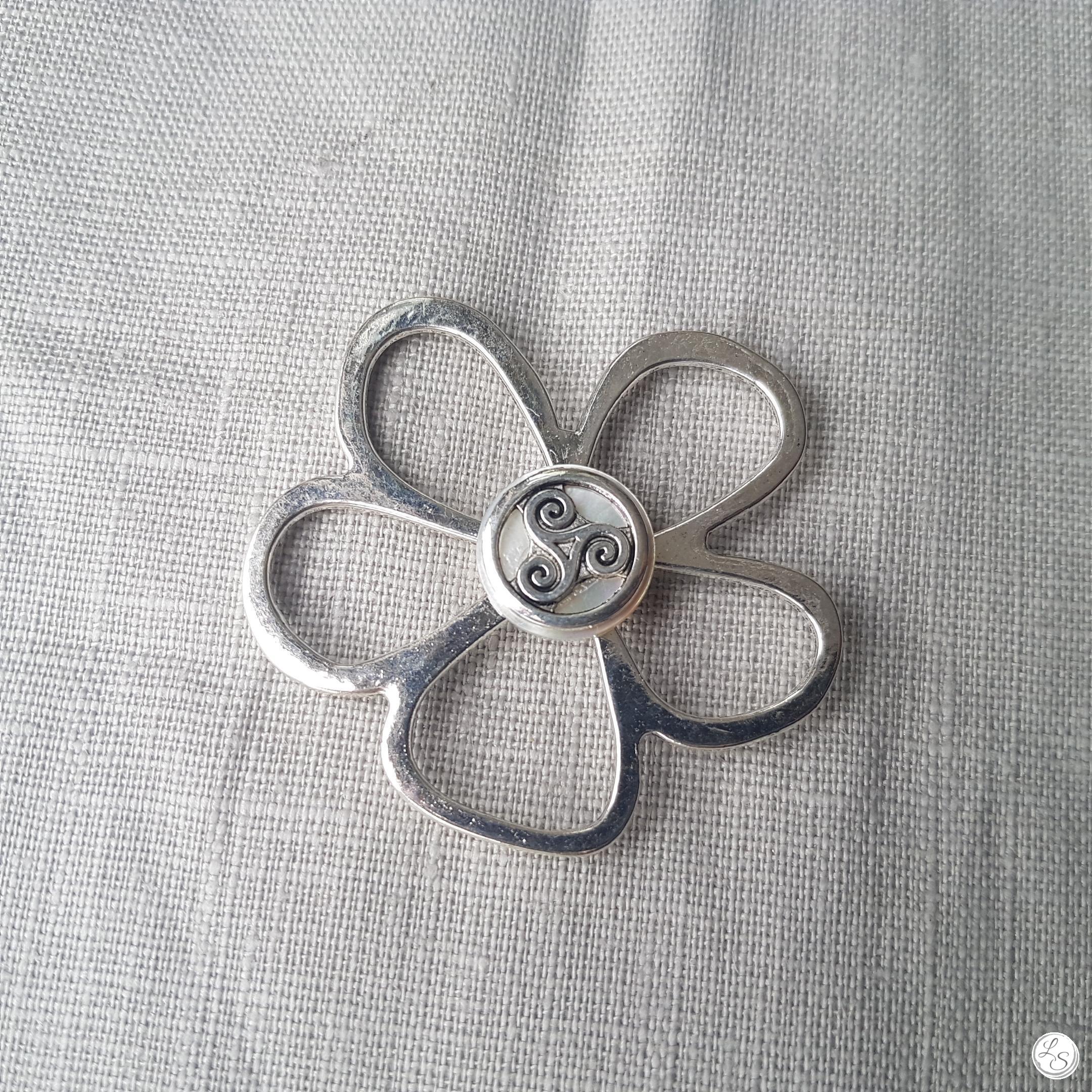 Broche aimantée "Porte lunettes fleur argent et son Triskel sur nacre"