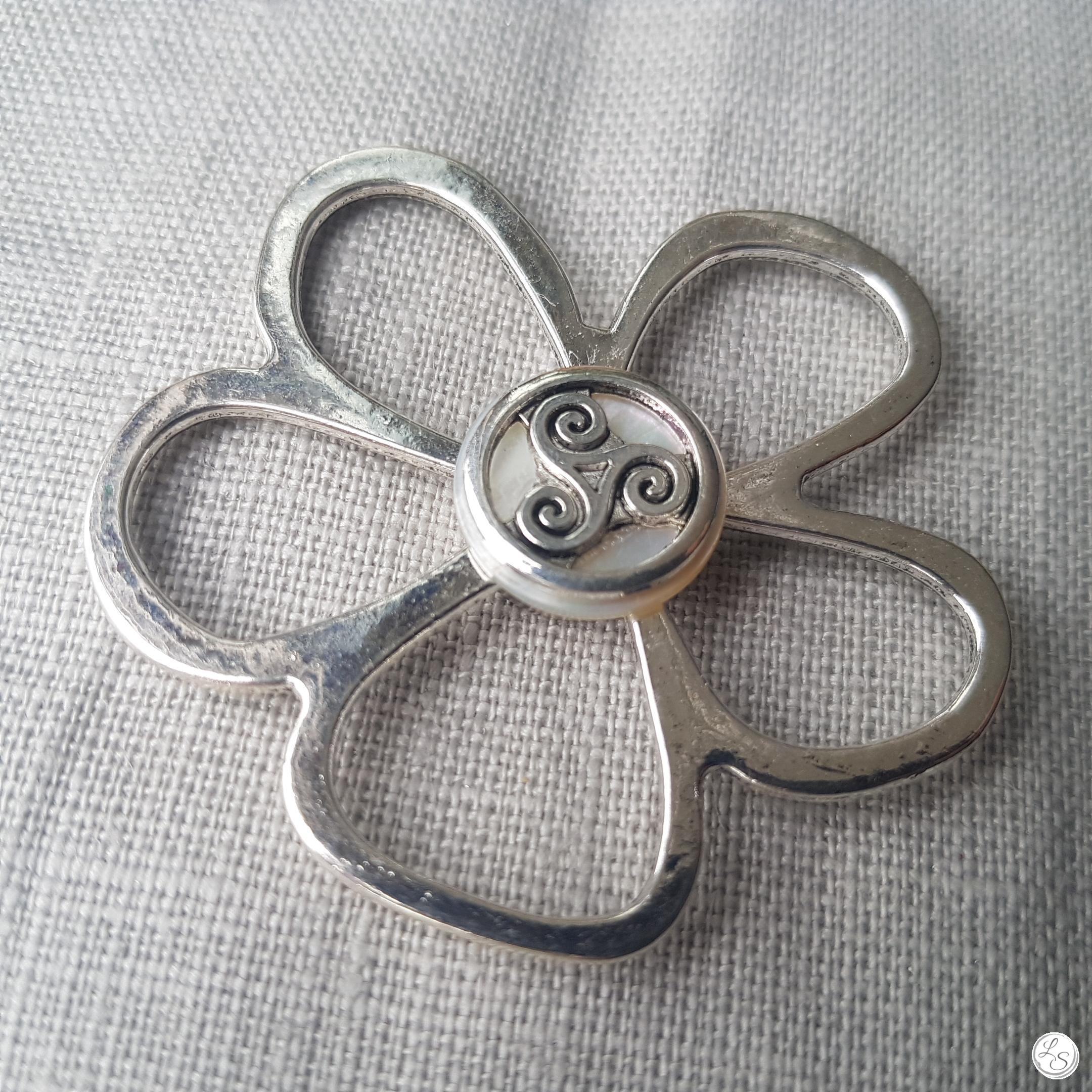Broche aimantée "Porte lunettes fleur argent et son Triskel sur nacre" – Image 2
