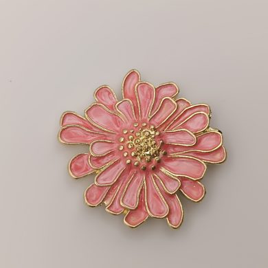 Broche aimantée "Fleur relief émaillée rose"