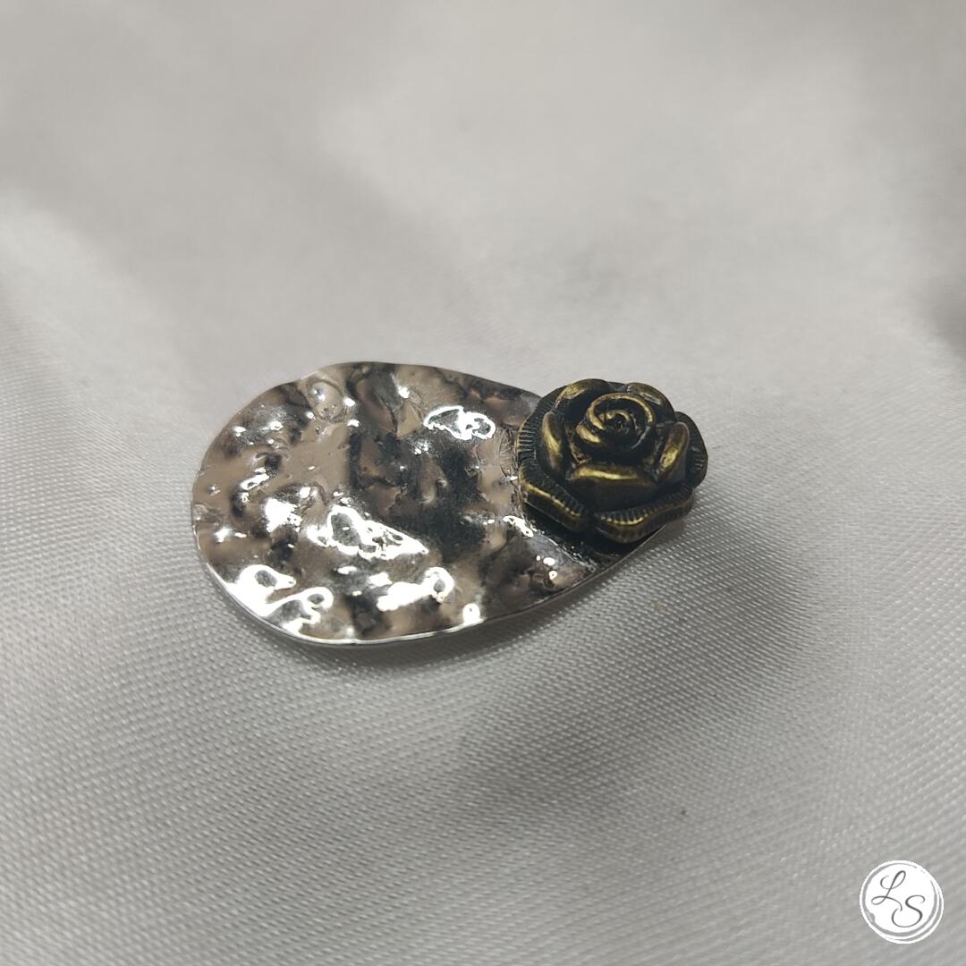 Broche aimantée "Goutte argentée avec sa fleur bronze" – Image 3