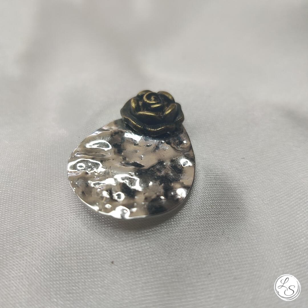 Broche aimantée "Goutte argentée avec sa fleur bronze" – Image 2
