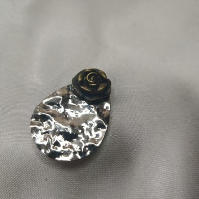 Broche aimantée "Goutte argentée avec sa fleur bronze"