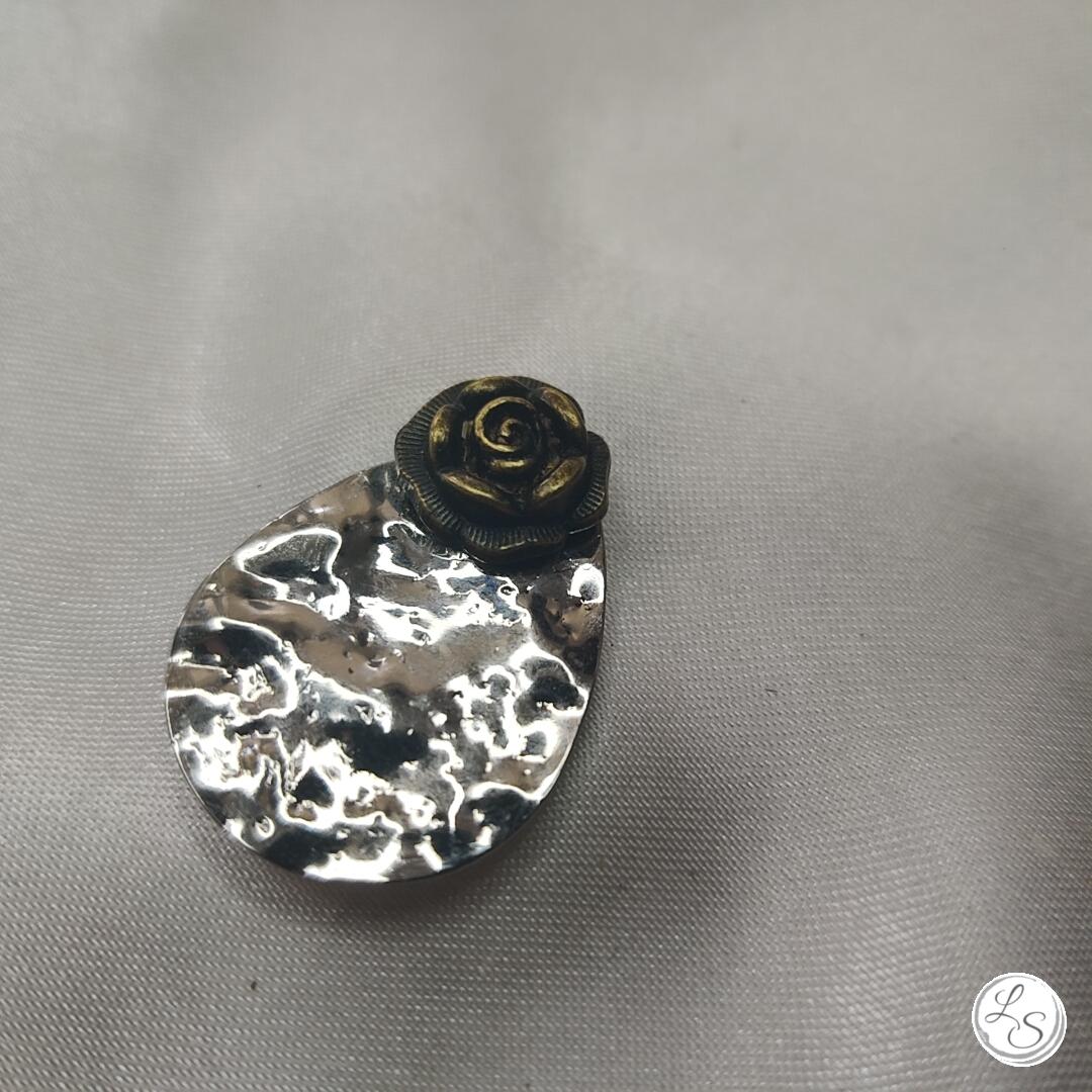 Broche aimantée "Goutte argentée avec sa fleur bronze"