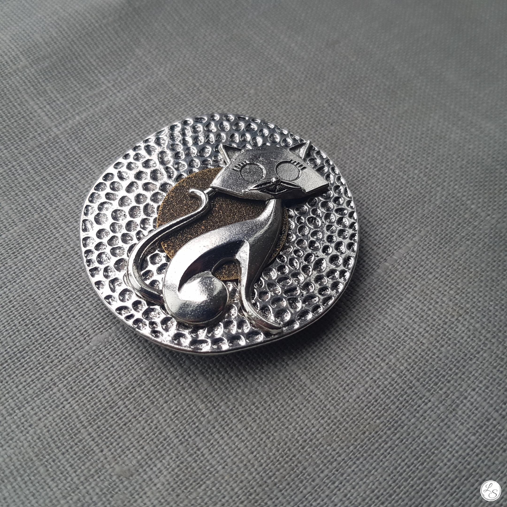 Broche aimantée "Chat argenté sur bronze et argenté" – Image 3