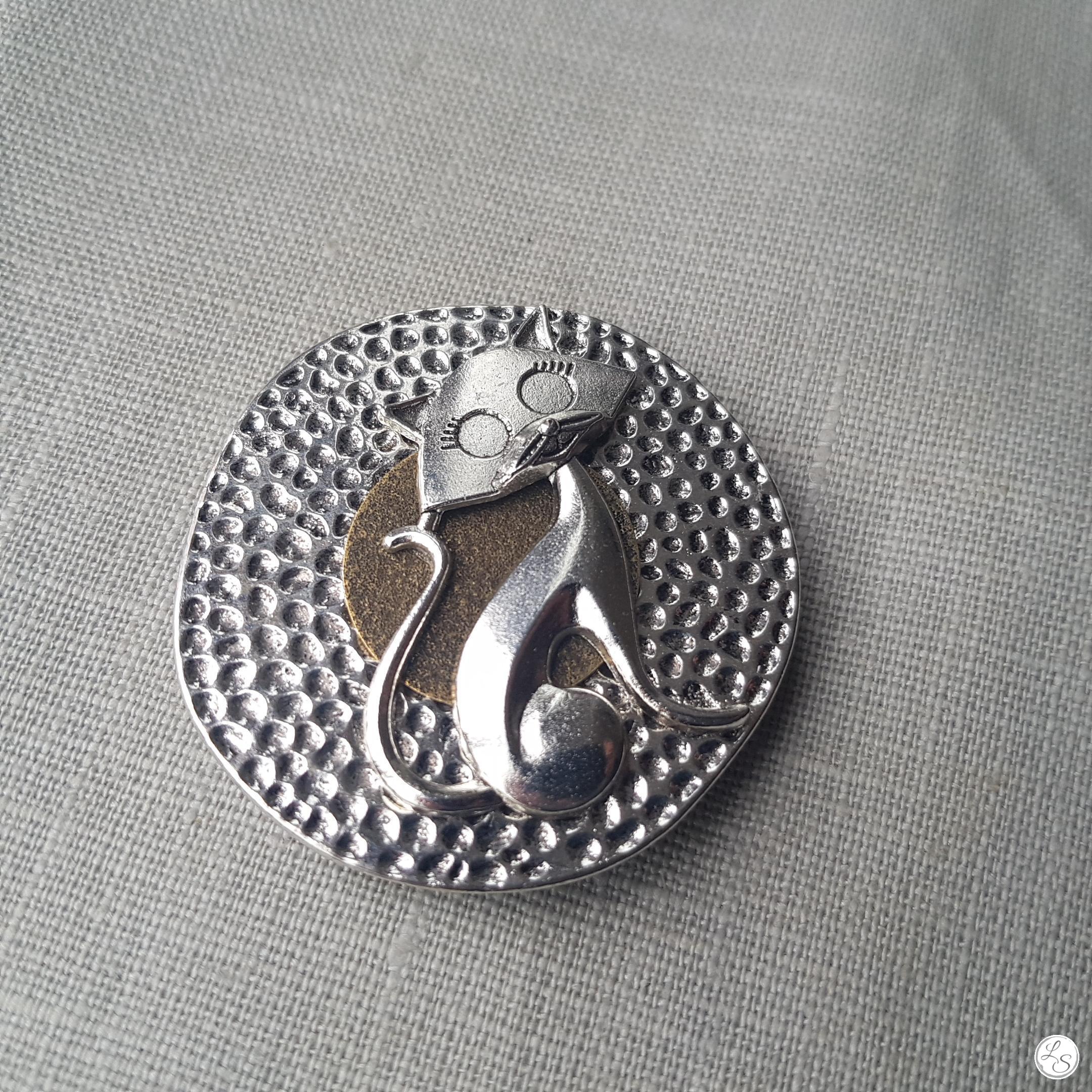 Broche aimantée "Chat argenté sur bronze et argenté" – Image 2
