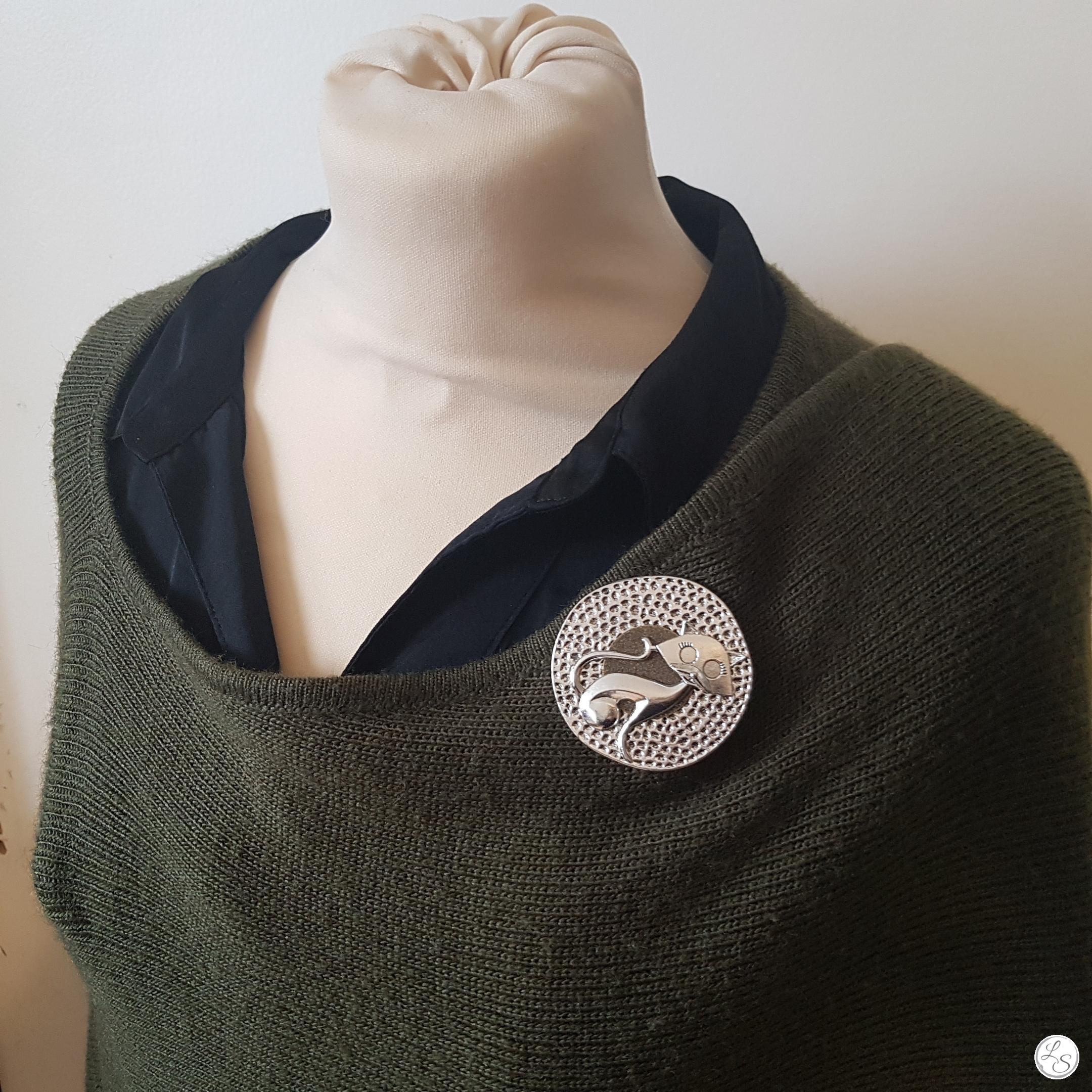 Broche aimantée "Chat argenté sur bronze et argenté"