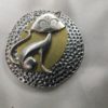 Broche aimantée  "Chat argenté sur bronze argenté "