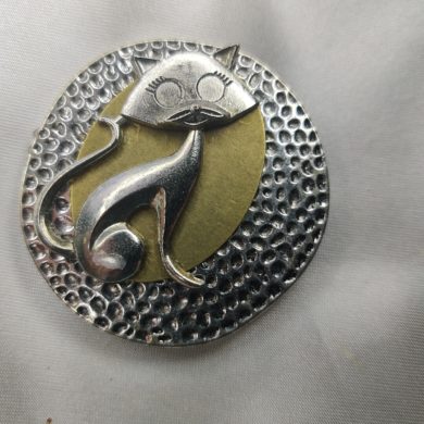 Broche aimantée  "Chat argenté sur bronze argenté "