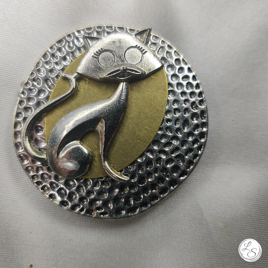 Broche aimantée  "Chat argenté sur bronze argenté "