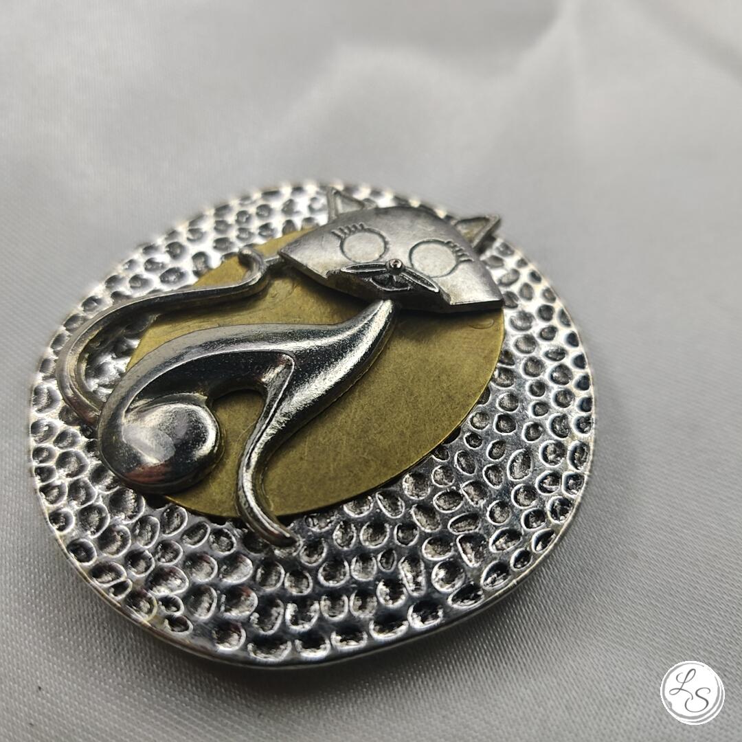 Broche aimantée  "Chat argenté sur bronze argenté " – Image 2