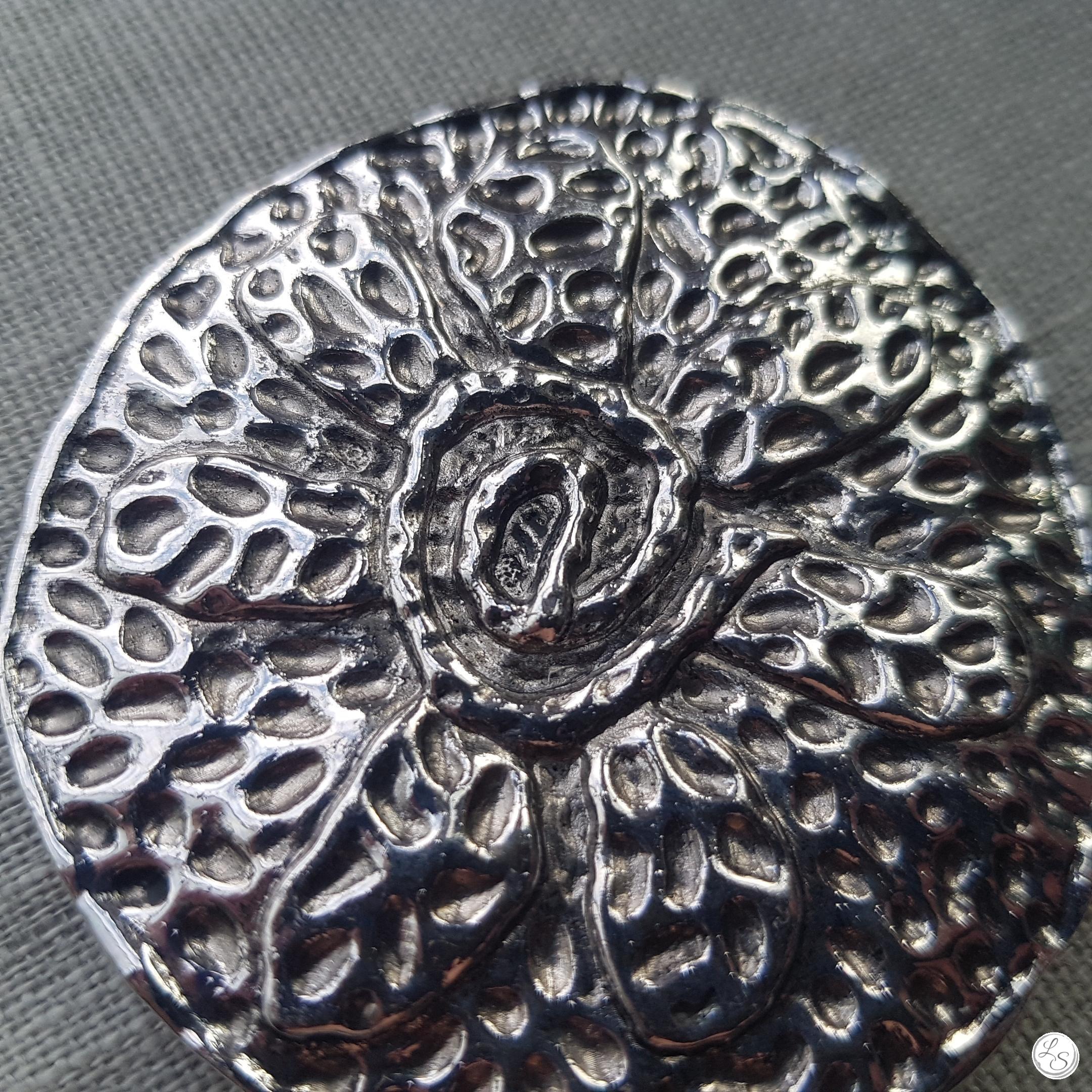 Broche aimantée "Grande fleur médaillon effet martelé" – Image 2