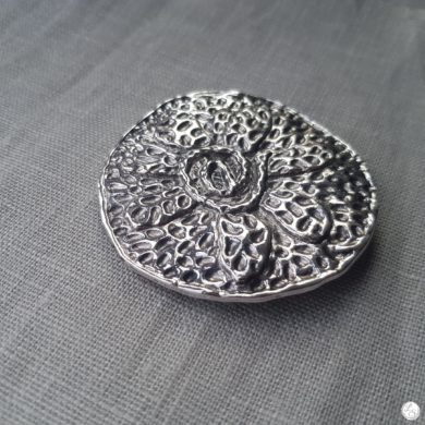 Broche aimantée "Grande fleur médaillon effet martelé"