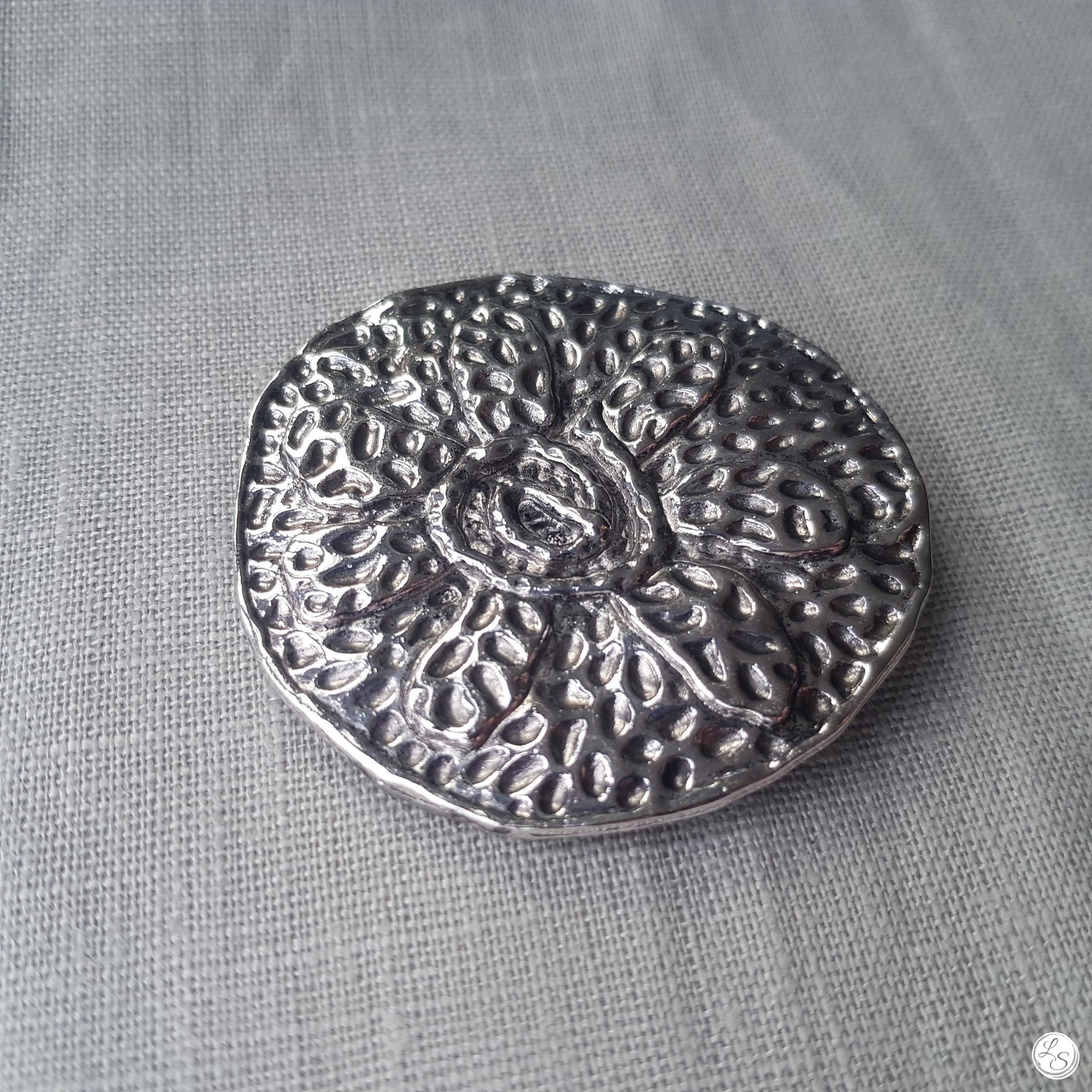 Broche aimantée "Grande fleur médaillon effet martelé" – Image 3