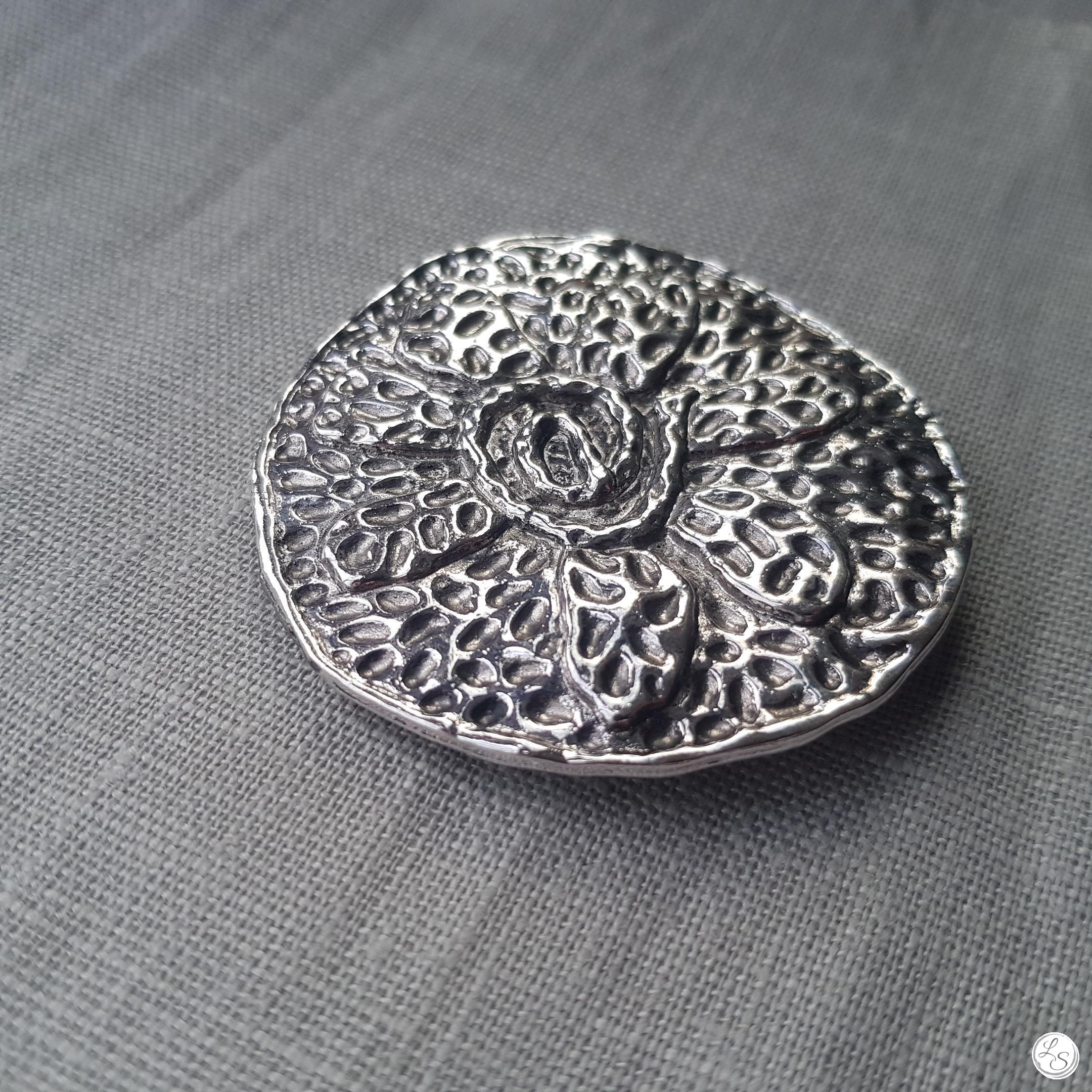 Broche aimantée "Grande fleur médaillon effet martelé"