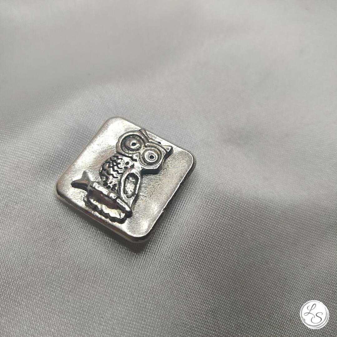 Broche aimantée "Hibou sur carré argenté" – Image 3