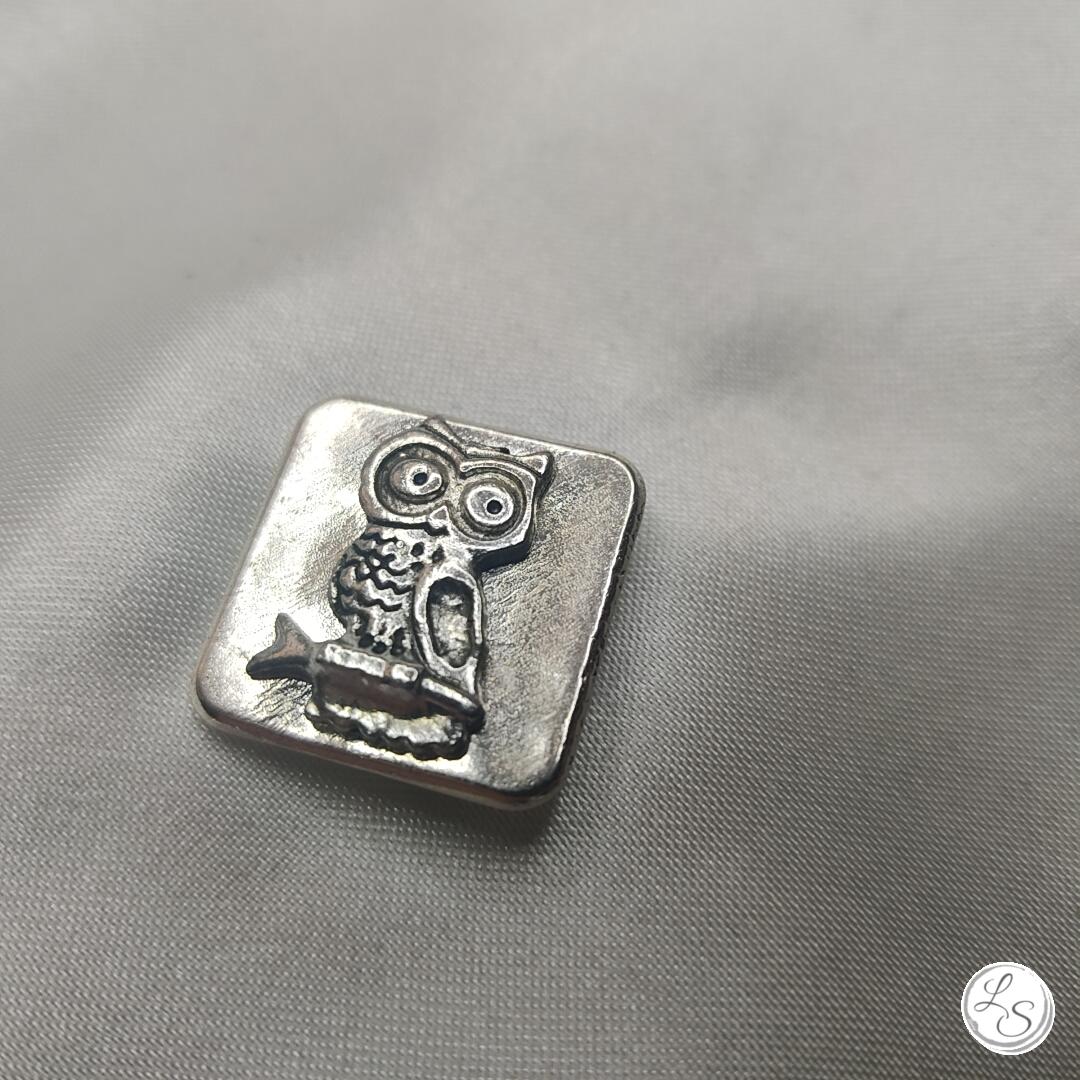 Broche aimantée "Hibou sur carré argenté" – Image 2