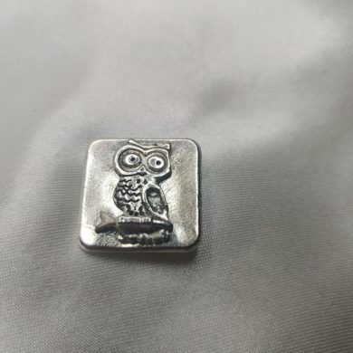 Broche aimantée "Hibou sur carré argenté"