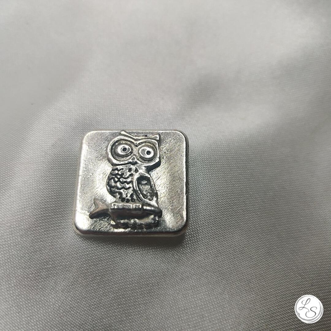 Broche aimantée "Hibou sur carré argenté"