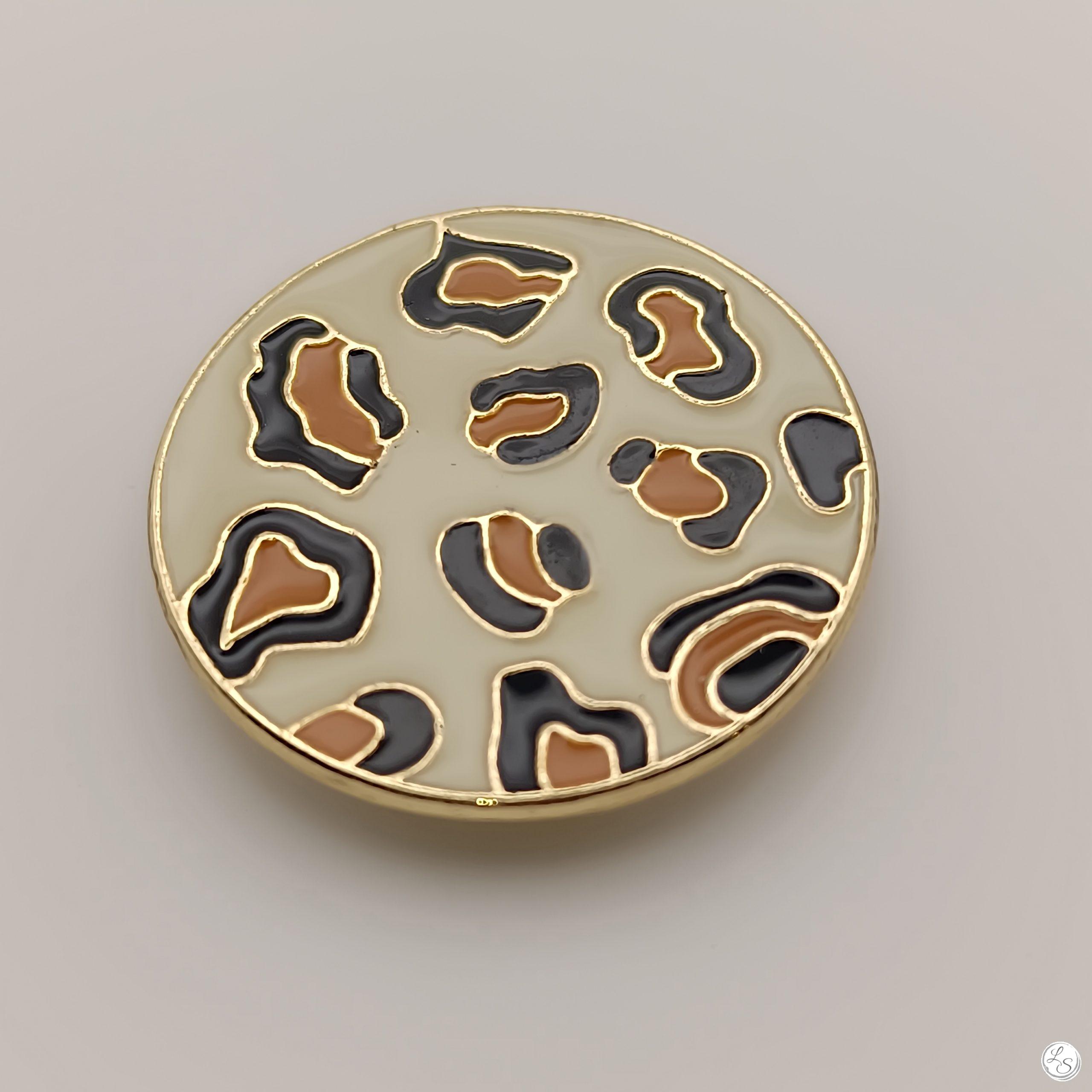 Broche aimantée "Médaillon Léopard doré crème" – Image 3