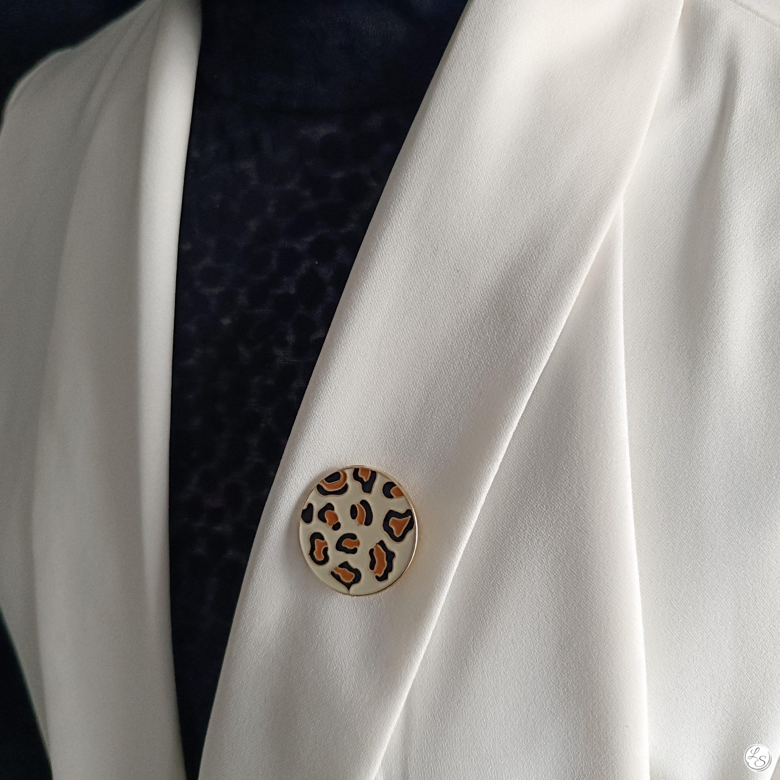 Broche aimantée "Médaillon Léopard doré crème"