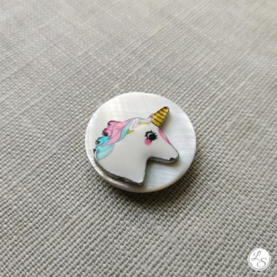Broche aimantée "Licorne émaillée sur nacre"