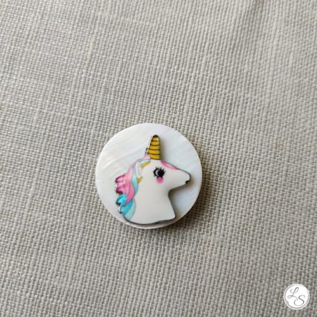 Broche aimantée "Licorne émaillée sur nacre" – Image 2