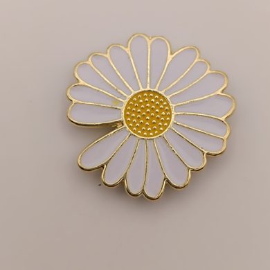 Broche aimantée "Marguerite émaillée blanche"