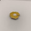 Broche aimantée "Marguerite émaillée jaune" – Image 4