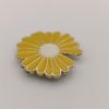 Broche aimantée "Marguerite émaillée jaune"