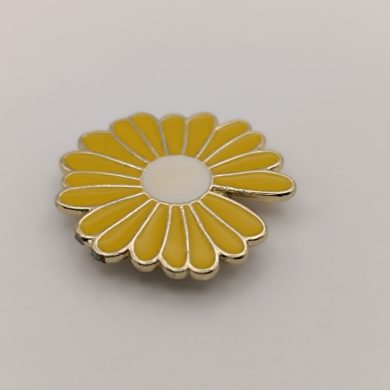 Broche aimantée "Marguerite émaillée jaune"