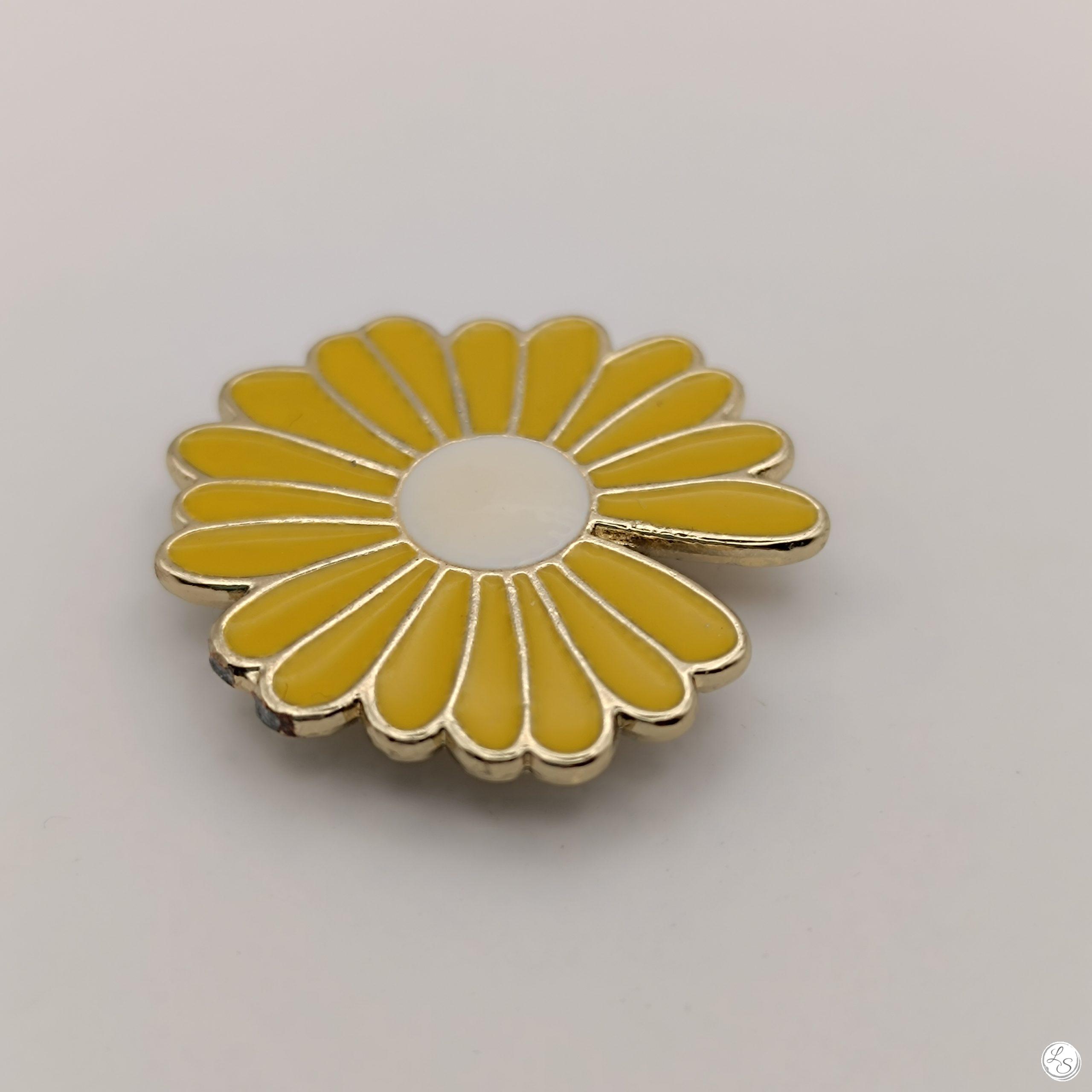 Broche aimantée "Marguerite émaillée jaune"