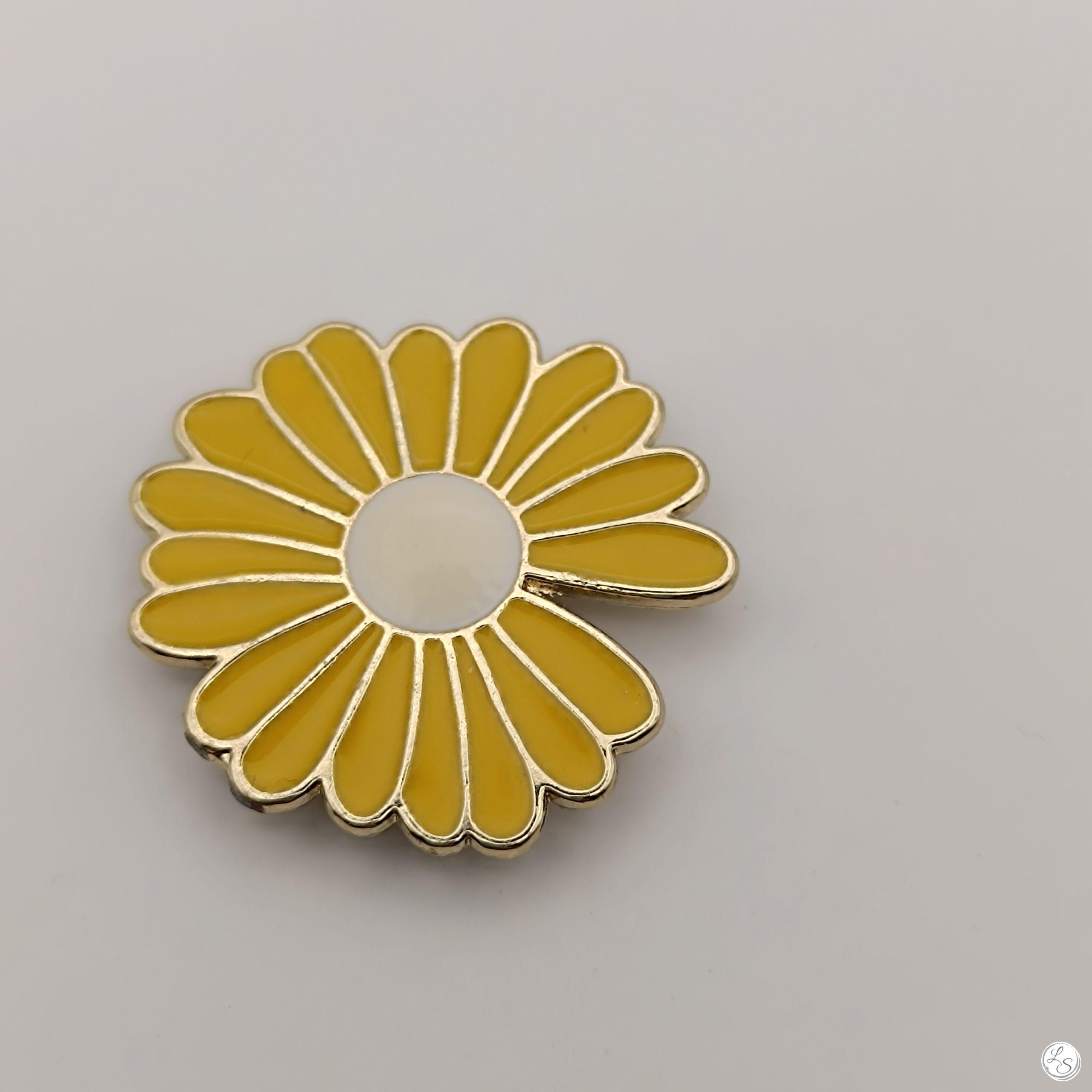 Broche aimantée "Marguerite émaillée jaune" – Image 2