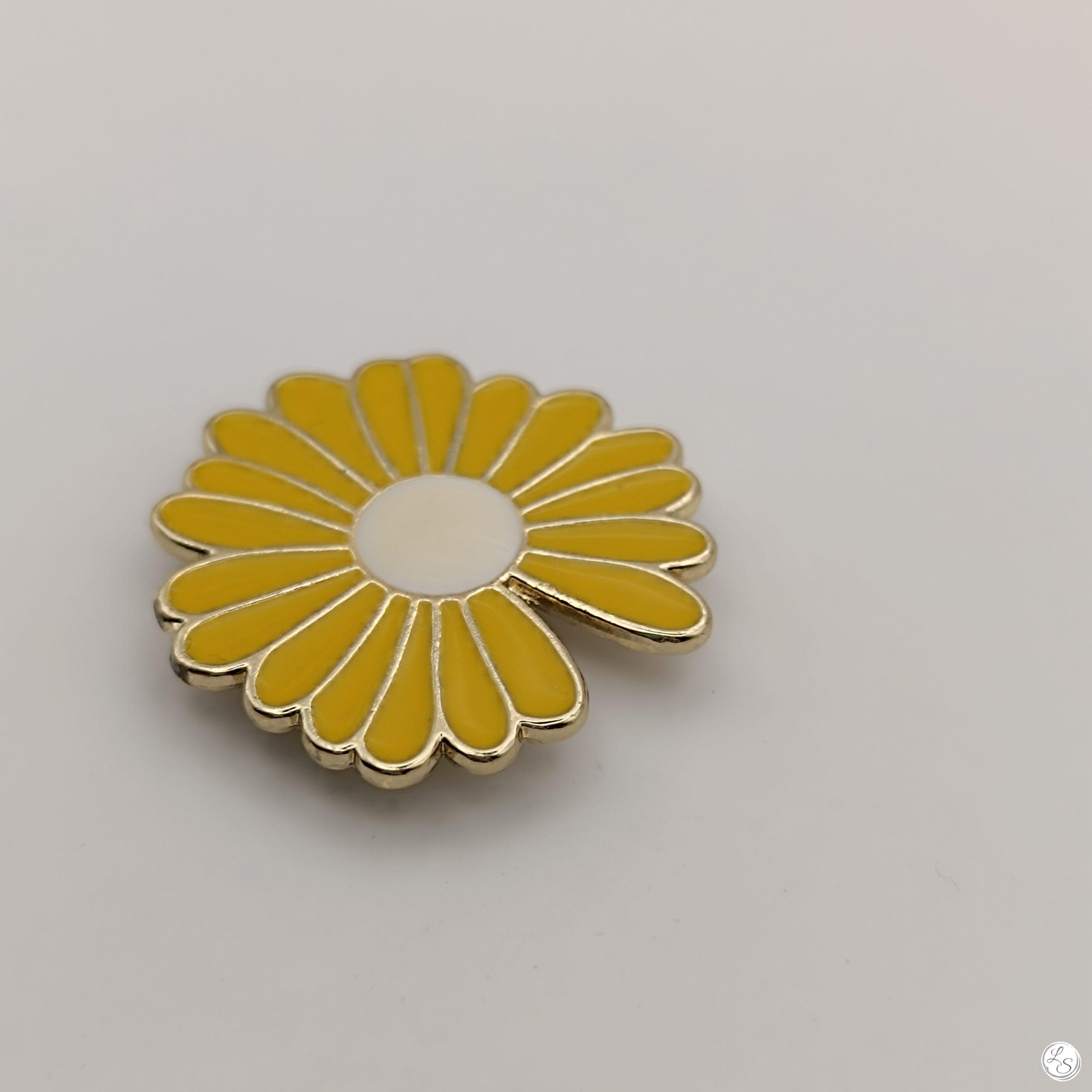Broche aimantée "Marguerite émaillée jaune" – Image 3