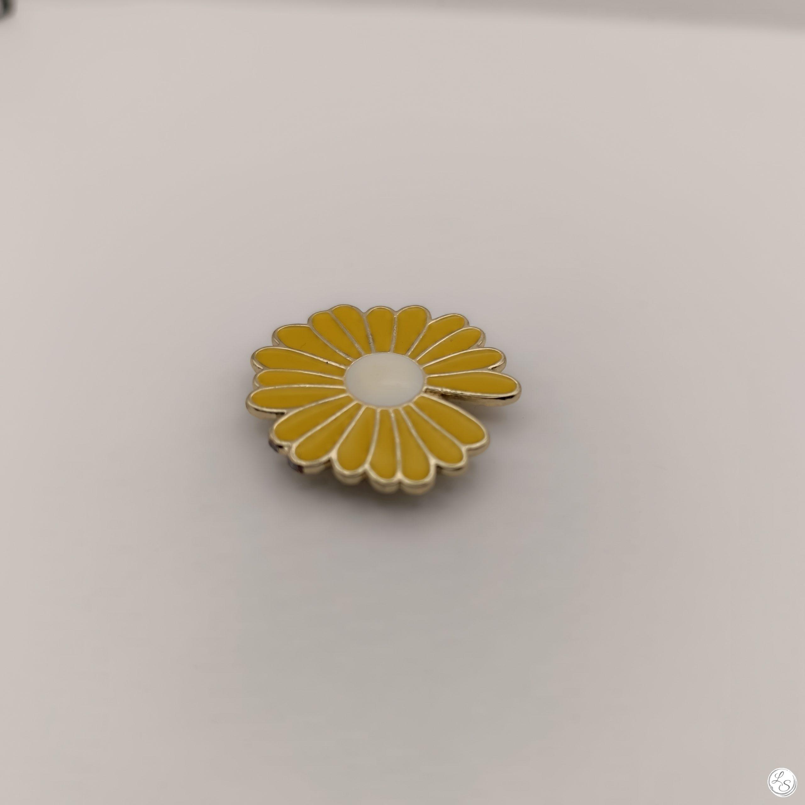 Broche aimantée "Marguerite émaillée jaune" – Image 4