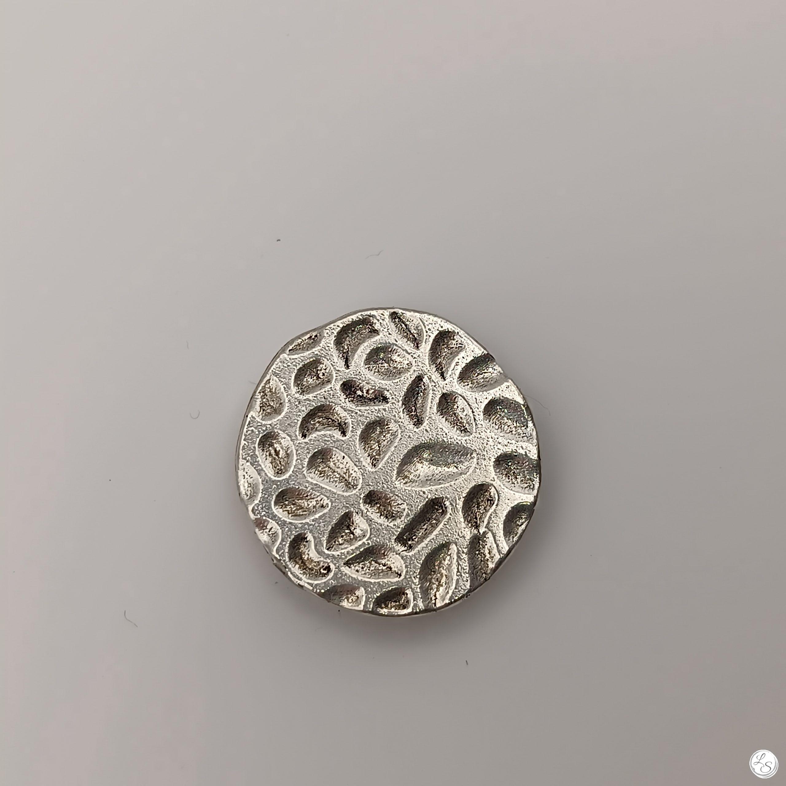Broche aimantée "Argenté martelé"