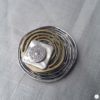 Broche aimantée "Tourbillon argenté, bronze et son carré argenté"