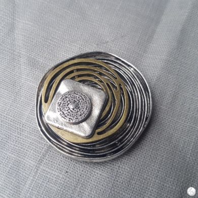 Broche aimantée "Tourbillon argenté, bronze et son carré argenté"