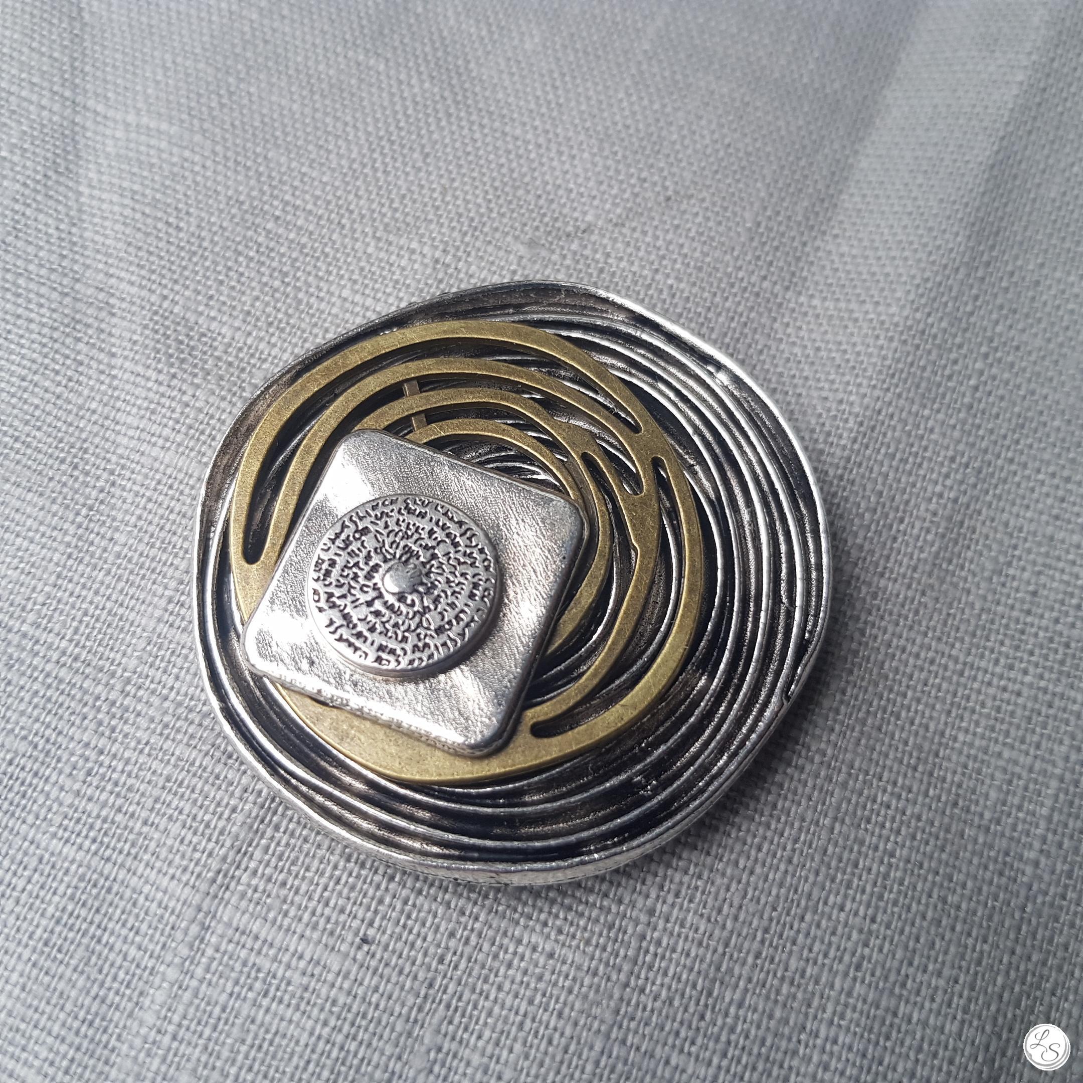 Broche aimantée "Tourbillon argenté, bronze et son carré argenté"