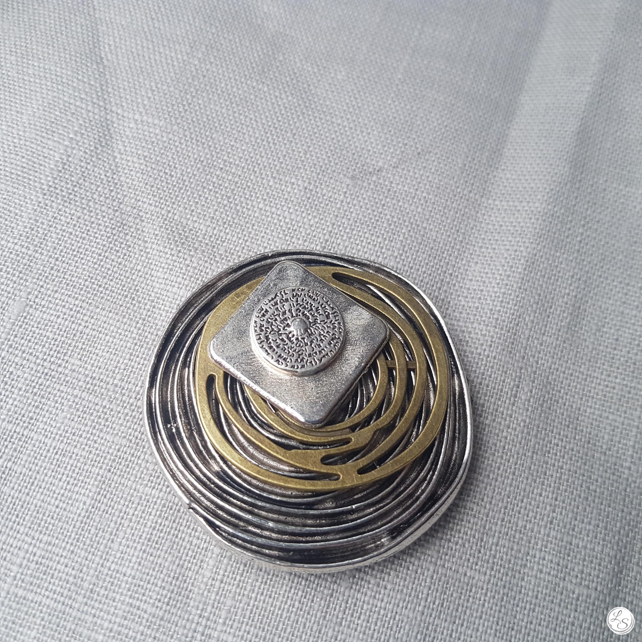 Broche aimantée "Tourbillon argenté, bronze et son carré argenté" – Image 2
