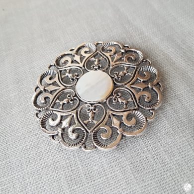 Broche aimantée "Médaillon ajouré cœur argenté nacre"